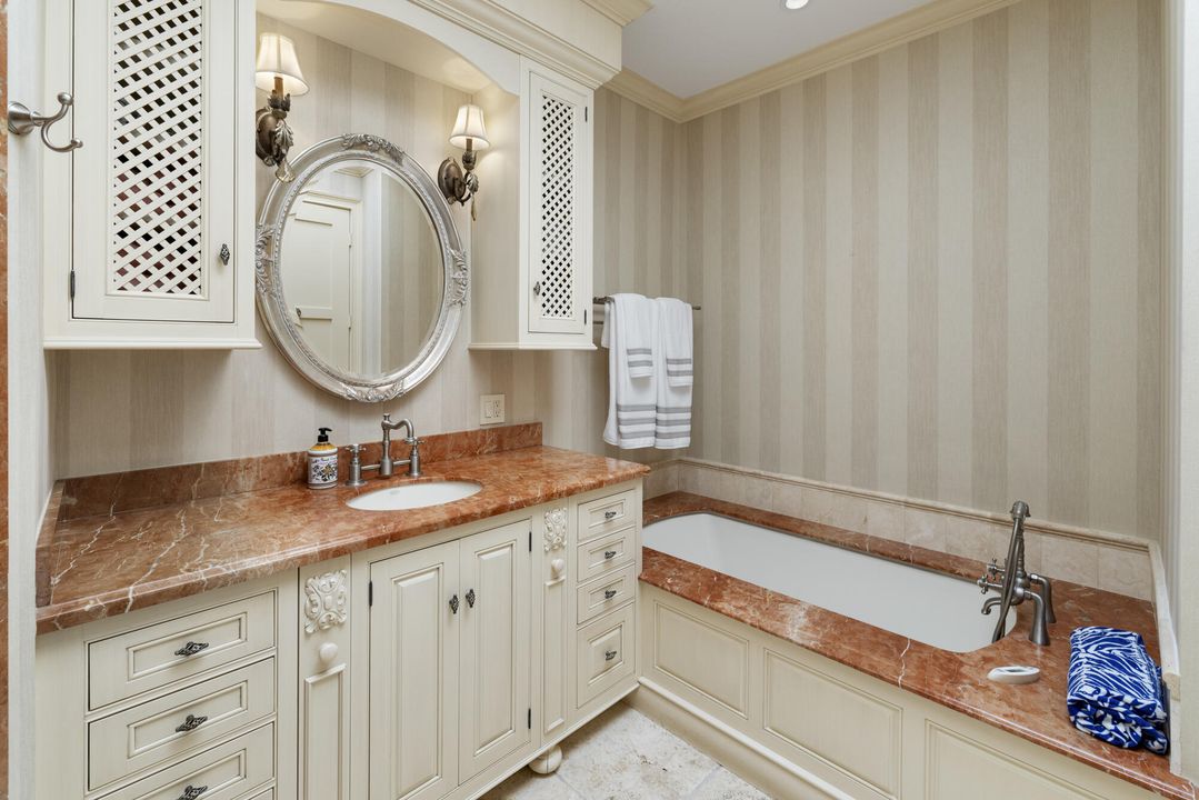 Под контрактом: $6,250,000 (4 спален, 4 ванн, 3230 Квадратных фут)