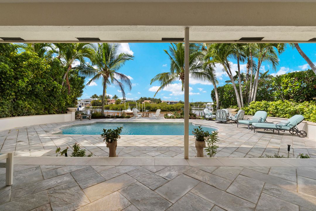 Под контрактом: $6,250,000 (4 спален, 4 ванн, 3230 Квадратных фут)