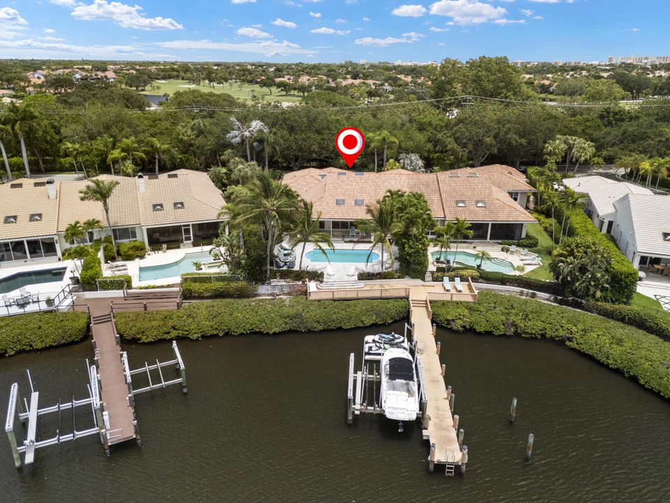 Под контрактом: $6,250,000 (4 спален, 4 ванн, 3230 Квадратных фут)