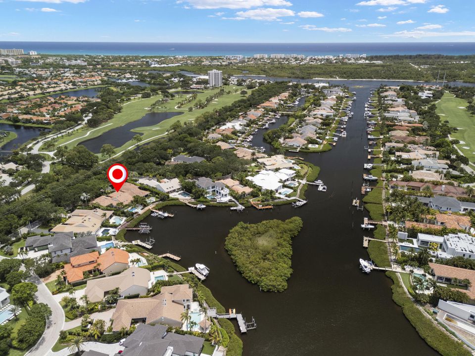 Под контрактом: $6,250,000 (4 спален, 4 ванн, 3230 Квадратных фут)