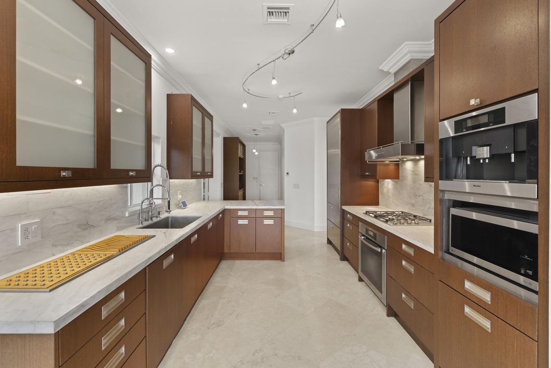 Под контрактом: $6,250,000 (4 спален, 4 ванн, 3230 Квадратных фут)