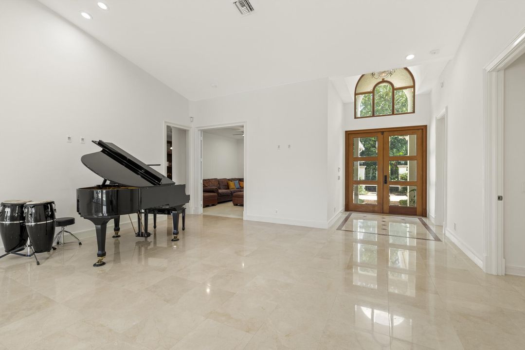 Под контрактом: $6,250,000 (4 спален, 4 ванн, 3230 Квадратных фут)