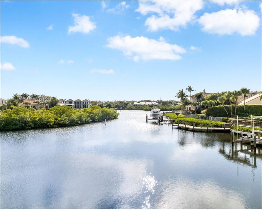 Под контрактом: $6,250,000 (4 спален, 4 ванн, 3230 Квадратных фут)