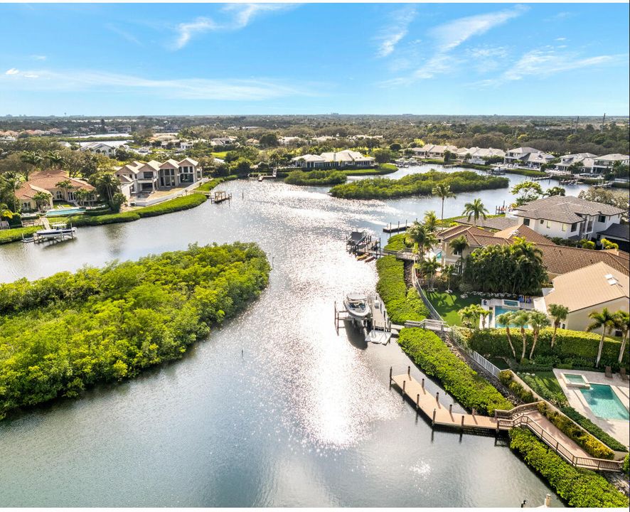 Под контрактом: $6,250,000 (4 спален, 4 ванн, 3230 Квадратных фут)