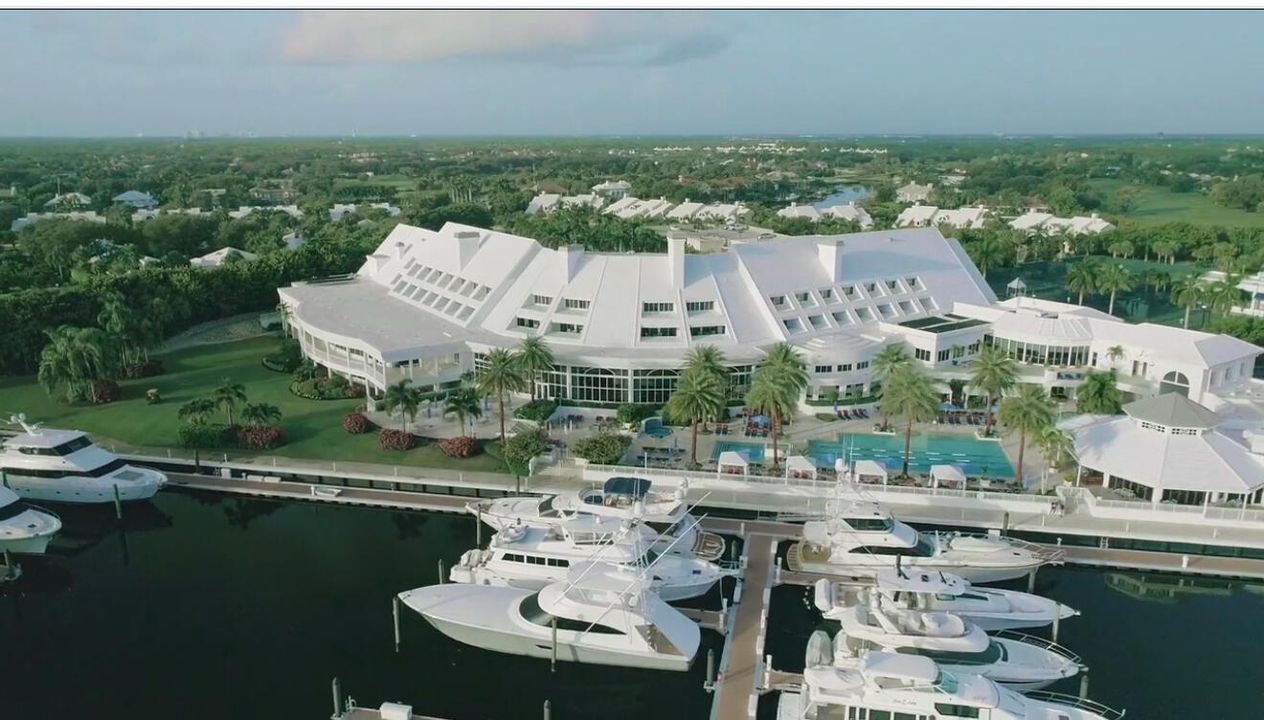 Под контрактом: $6,250,000 (4 спален, 4 ванн, 3230 Квадратных фут)