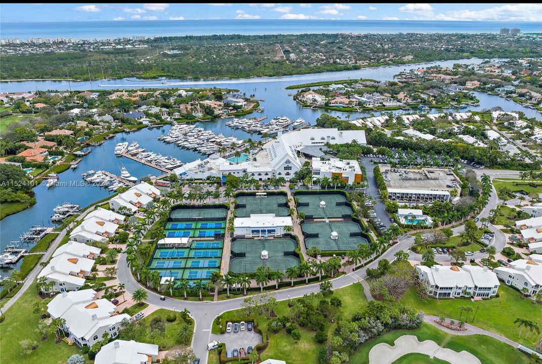 Под контрактом: $6,250,000 (4 спален, 4 ванн, 3230 Квадратных фут)