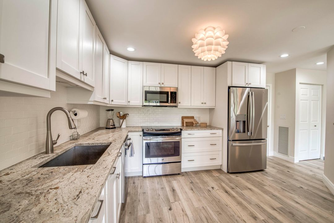 合同活跃: $388,470 (2 贝兹, 1 浴室, 1025 平方英尺)