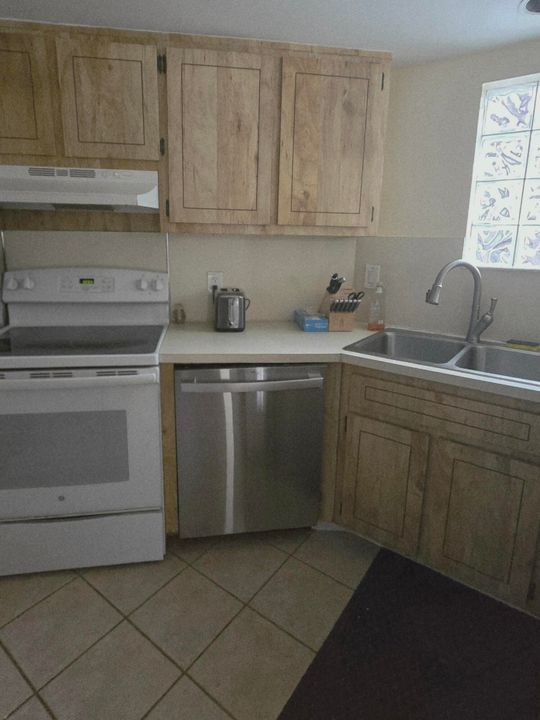 Active With Contract: $269,900 (2 beds, 2 baths, 1470 Square Feet)