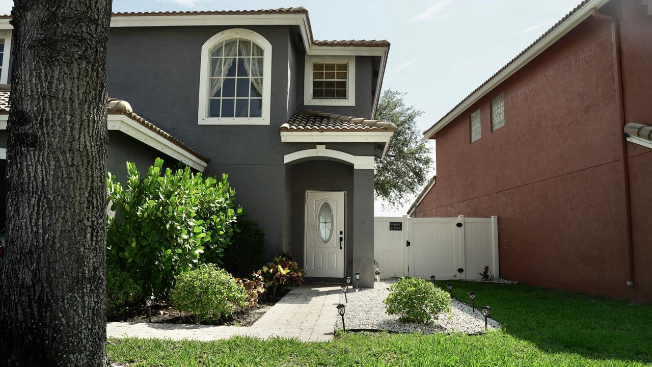 Active With Contract: $3,200 (3 beds, 2 baths, 1863 Square Feet)