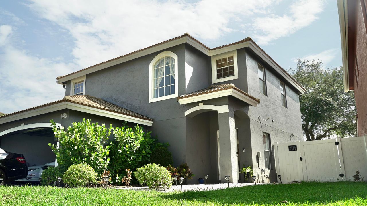 Active With Contract: $3,200 (3 beds, 2 baths, 1863 Square Feet)