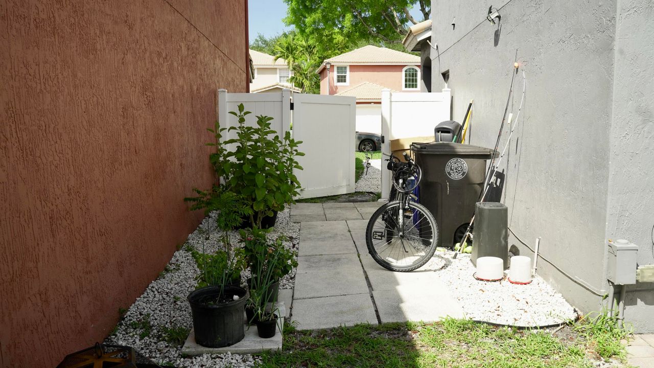 Active With Contract: $3,200 (3 beds, 2 baths, 1863 Square Feet)