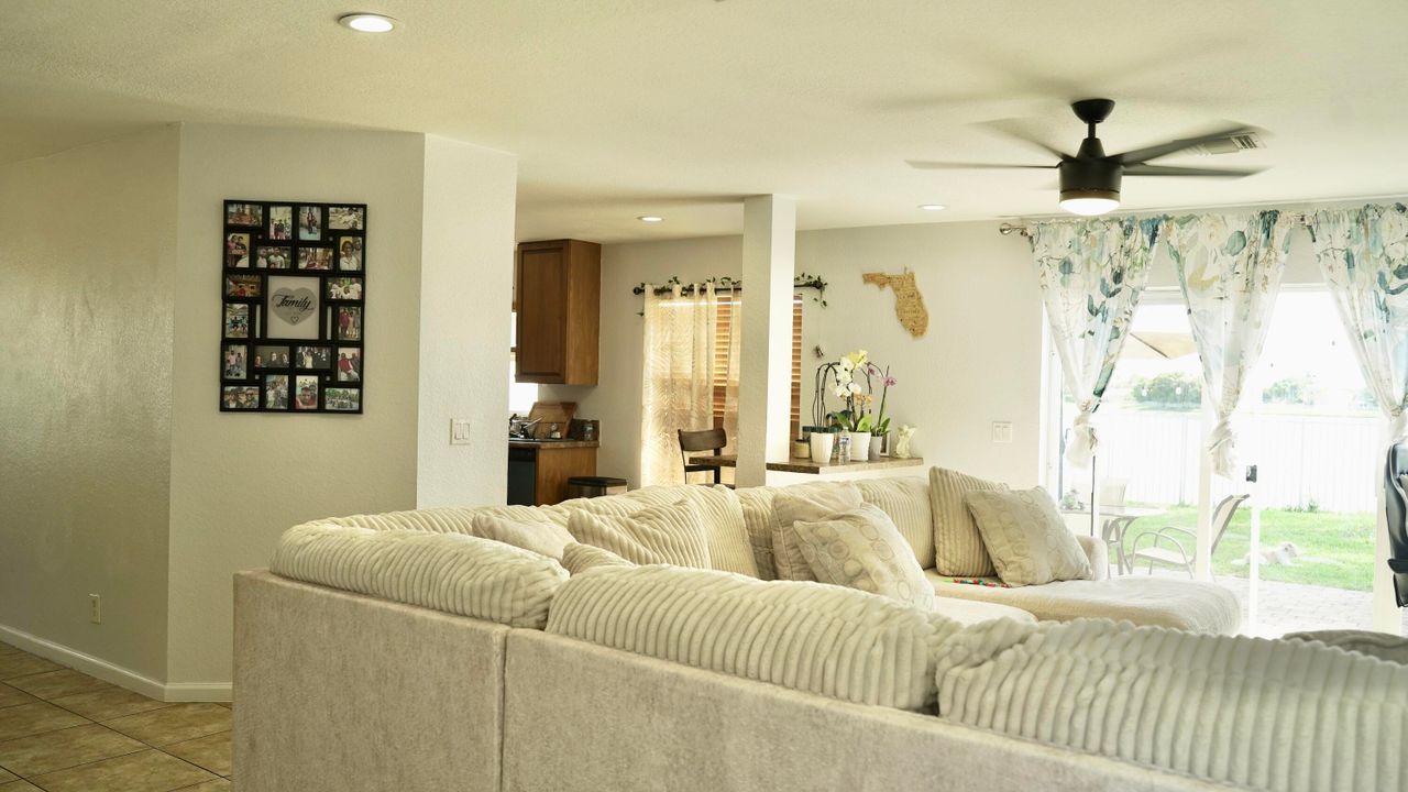 Active With Contract: $3,200 (3 beds, 2 baths, 1863 Square Feet)