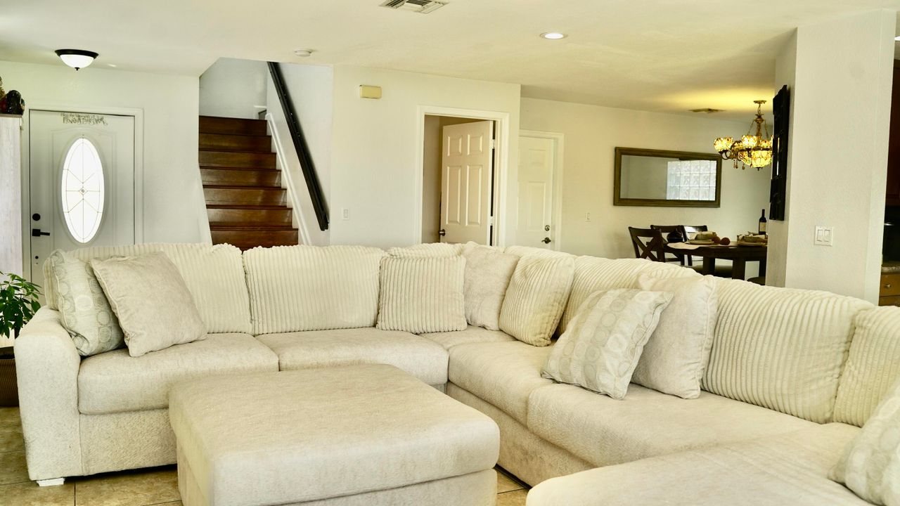 Active With Contract: $3,200 (3 beds, 2 baths, 1863 Square Feet)