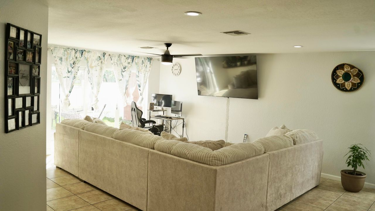 Active With Contract: $3,200 (3 beds, 2 baths, 1863 Square Feet)