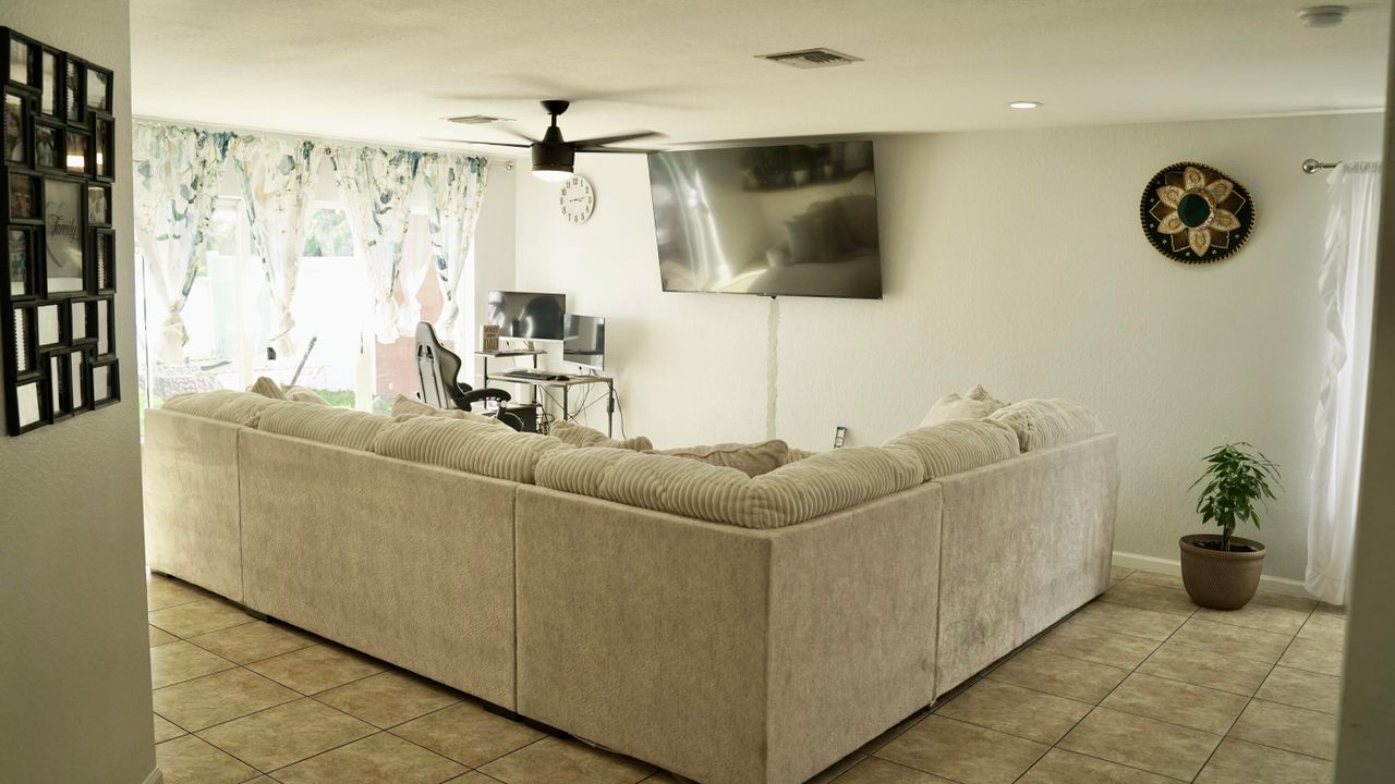 Active With Contract: $3,200 (3 beds, 2 baths, 1863 Square Feet)