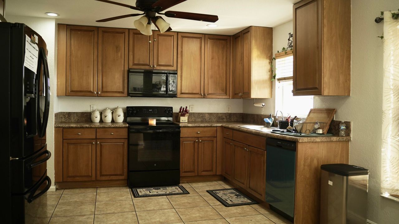 Active With Contract: $3,200 (3 beds, 2 baths, 1863 Square Feet)