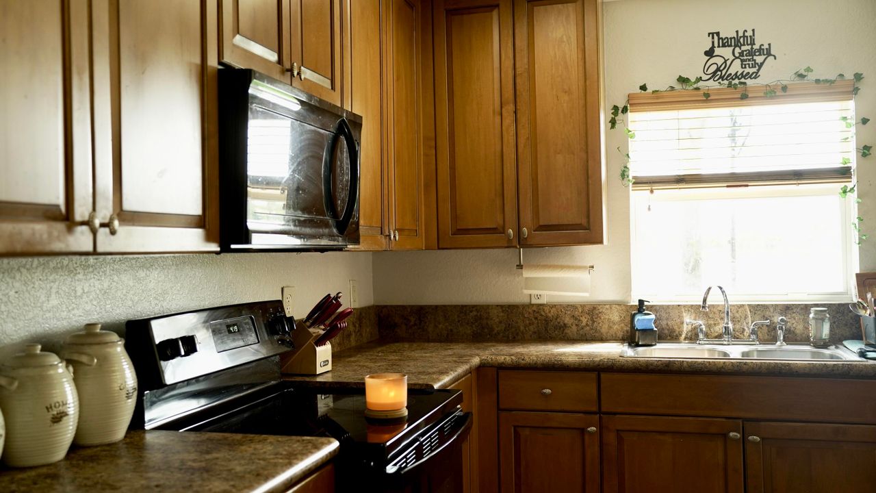 Active With Contract: $3,200 (3 beds, 2 baths, 1863 Square Feet)