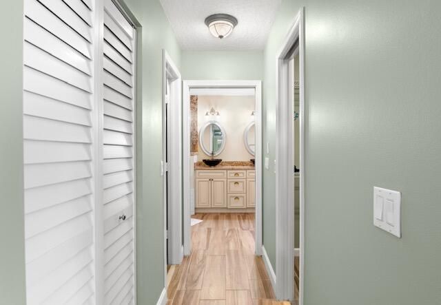 Под контрактом: $874,900 (4 спален, 3 ванн, 2725 Квадратных фут)