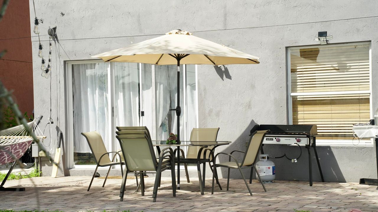 Active With Contract: $3,200 (3 beds, 2 baths, 1863 Square Feet)