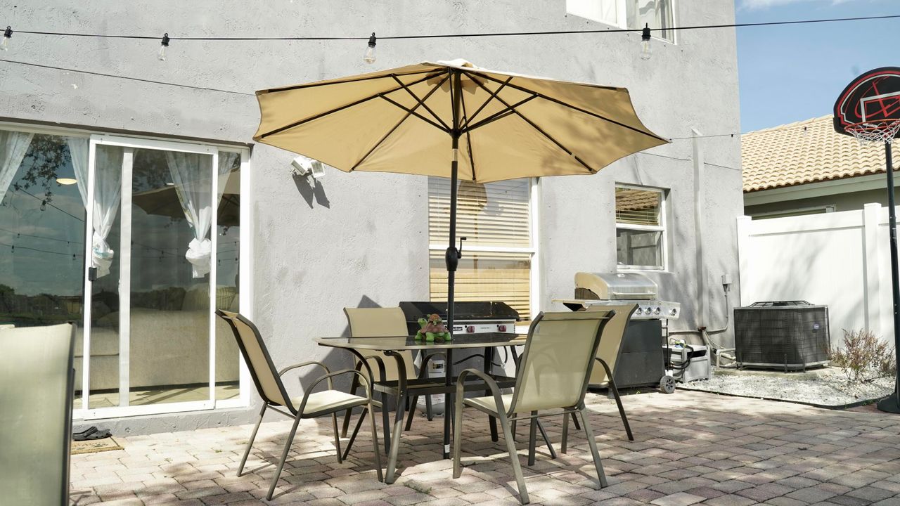 Active With Contract: $3,200 (3 beds, 2 baths, 1863 Square Feet)