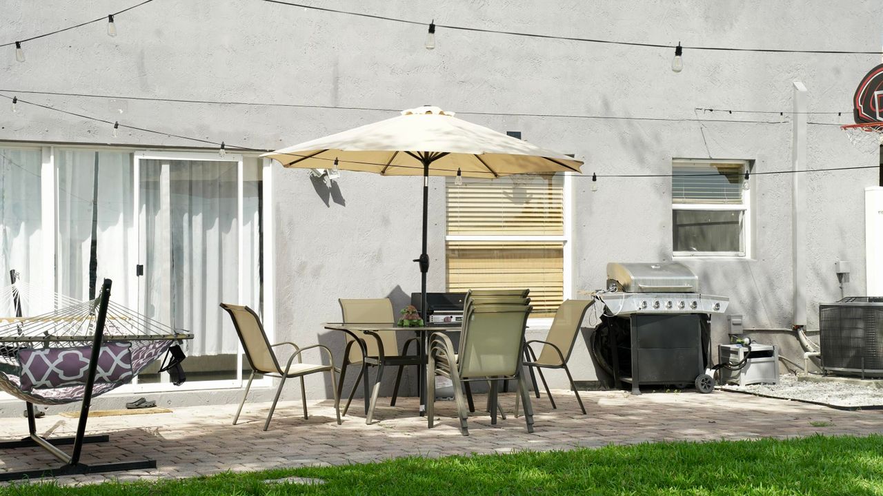 Active With Contract: $3,200 (3 beds, 2 baths, 1863 Square Feet)