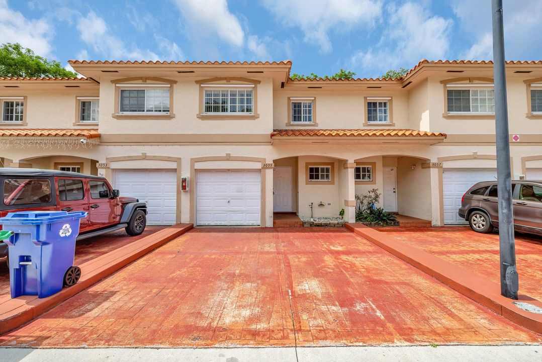 Active With Contract: $2,600 (3 beds, 2 baths, 1465 Square Feet)