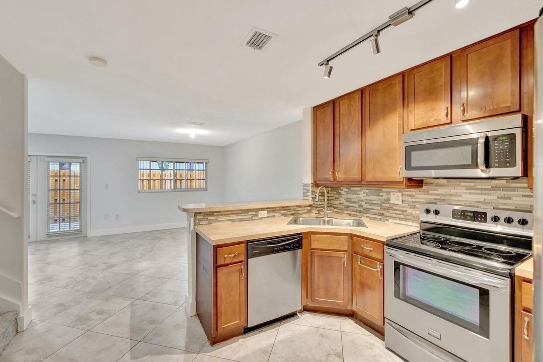 Active With Contract: $2,600 (3 beds, 2 baths, 1465 Square Feet)