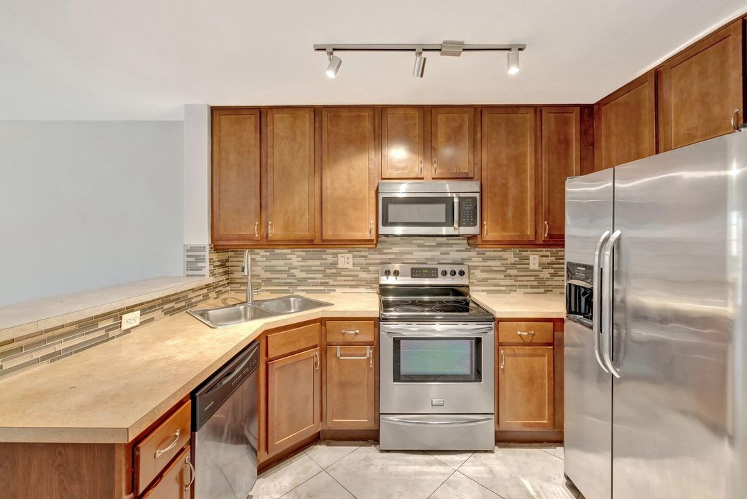 Active With Contract: $2,600 (3 beds, 2 baths, 1465 Square Feet)