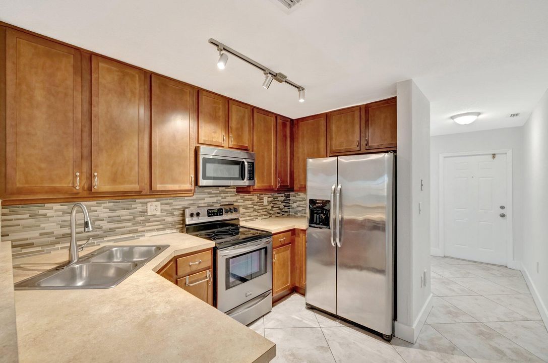 Active With Contract: $2,600 (3 beds, 2 baths, 1465 Square Feet)