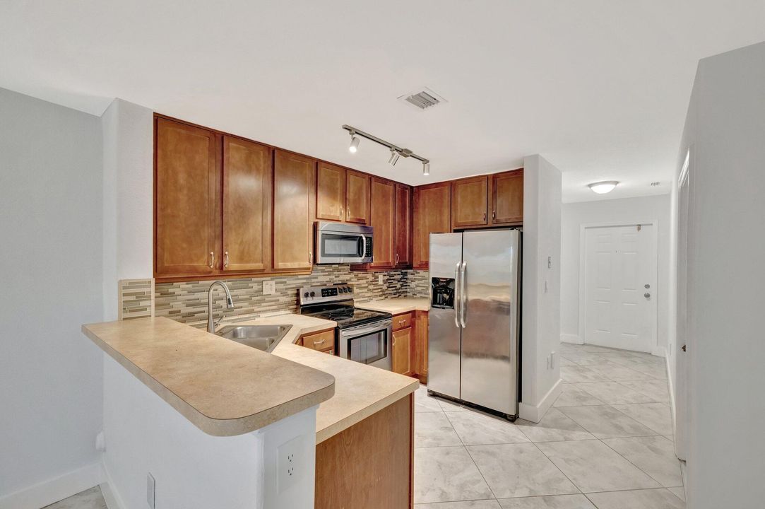 Active With Contract: $2,600 (3 beds, 2 baths, 1465 Square Feet)