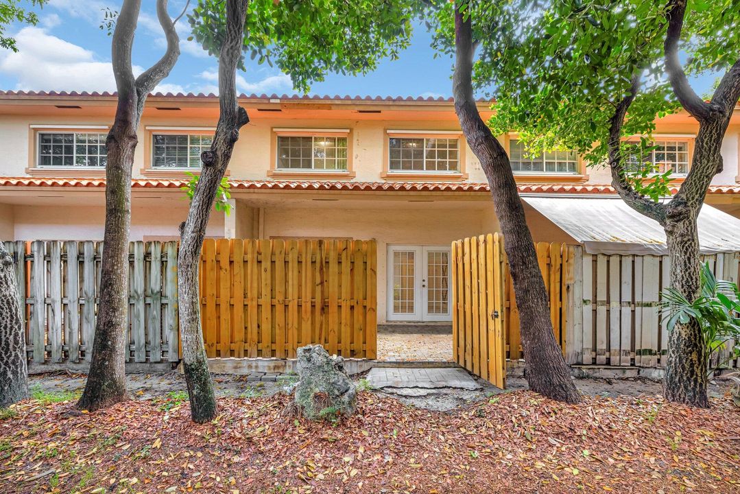 Active With Contract: $2,600 (3 beds, 2 baths, 1465 Square Feet)
