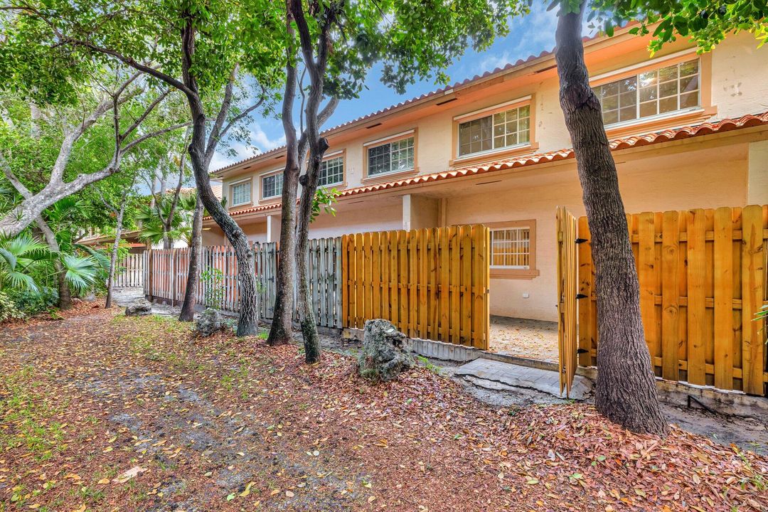 Active With Contract: $2,600 (3 beds, 2 baths, 1465 Square Feet)