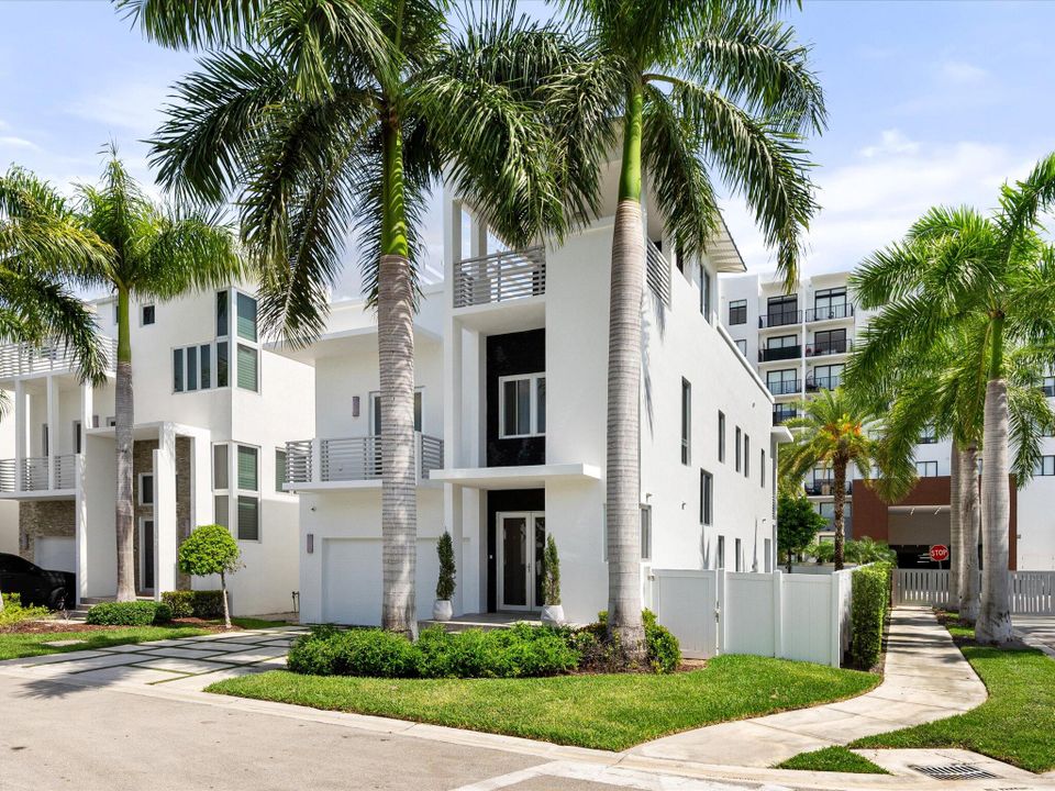 For Sale: $1,795,000 (4 beds, 4 baths, 3516 Square Feet)