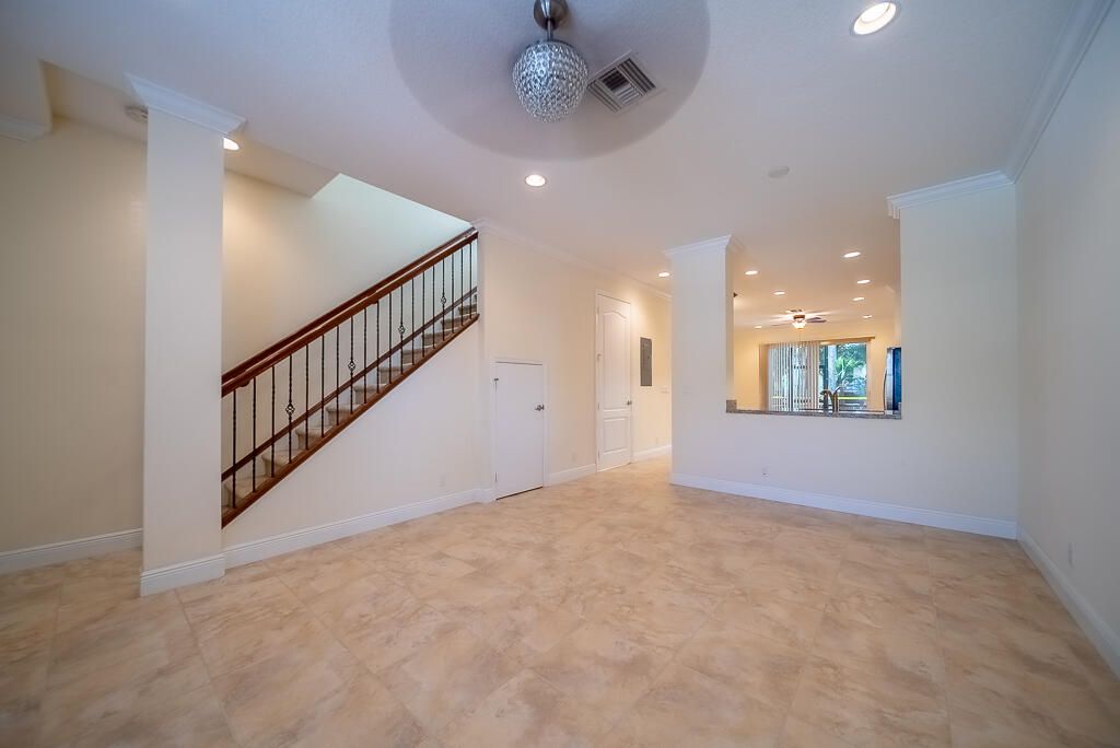 Activo con contrato: $369,000 (3 camas, 2 baños, 1590 Pies cuadrados)