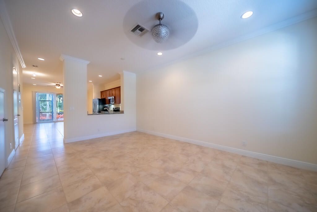 Activo con contrato: $369,000 (3 camas, 2 baños, 1590 Pies cuadrados)