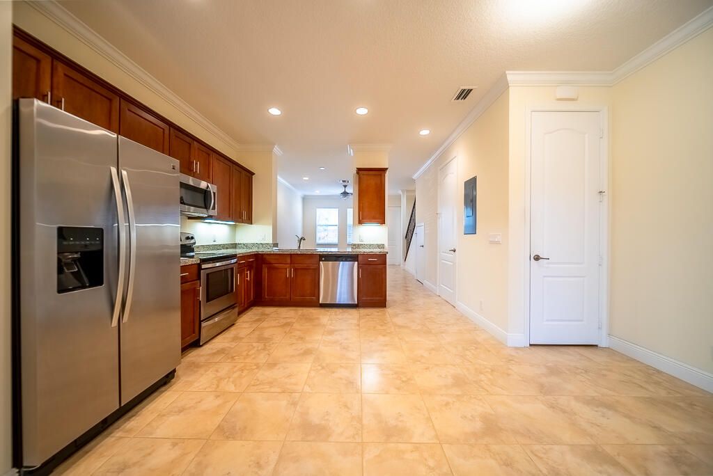 Activo con contrato: $369,000 (3 camas, 2 baños, 1590 Pies cuadrados)