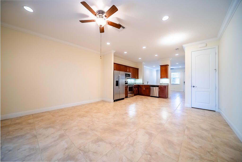 Activo con contrato: $369,000 (3 camas, 2 baños, 1590 Pies cuadrados)