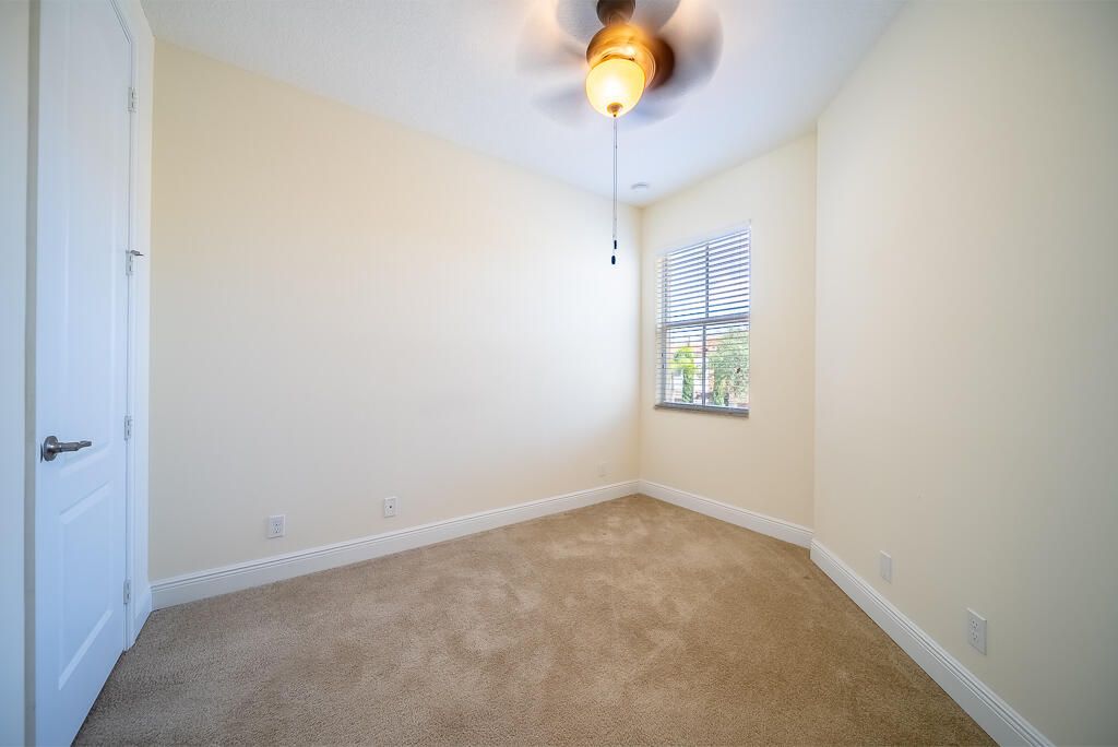 Activo con contrato: $369,000 (3 camas, 2 baños, 1590 Pies cuadrados)