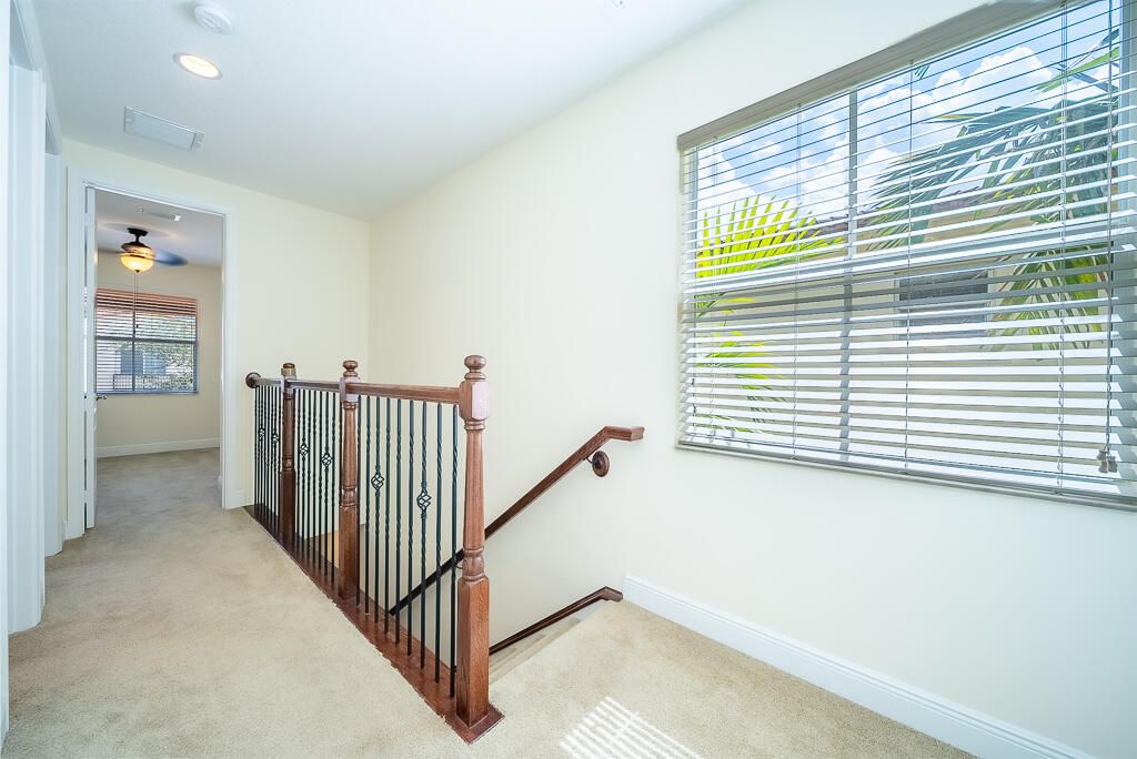 Activo con contrato: $369,000 (3 camas, 2 baños, 1590 Pies cuadrados)