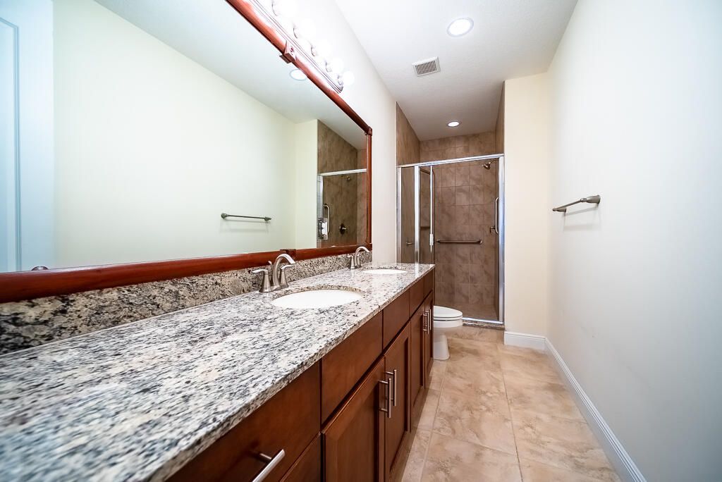 Activo con contrato: $369,000 (3 camas, 2 baños, 1590 Pies cuadrados)