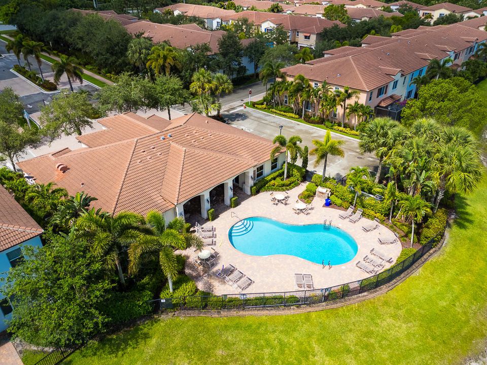 Activo con contrato: $369,000 (3 camas, 2 baños, 1590 Pies cuadrados)