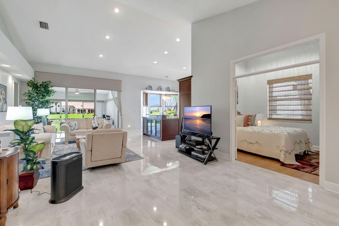 Под контрактом: $8,500 (3 спален, 2 ванн, 1905 Квадратных фут)