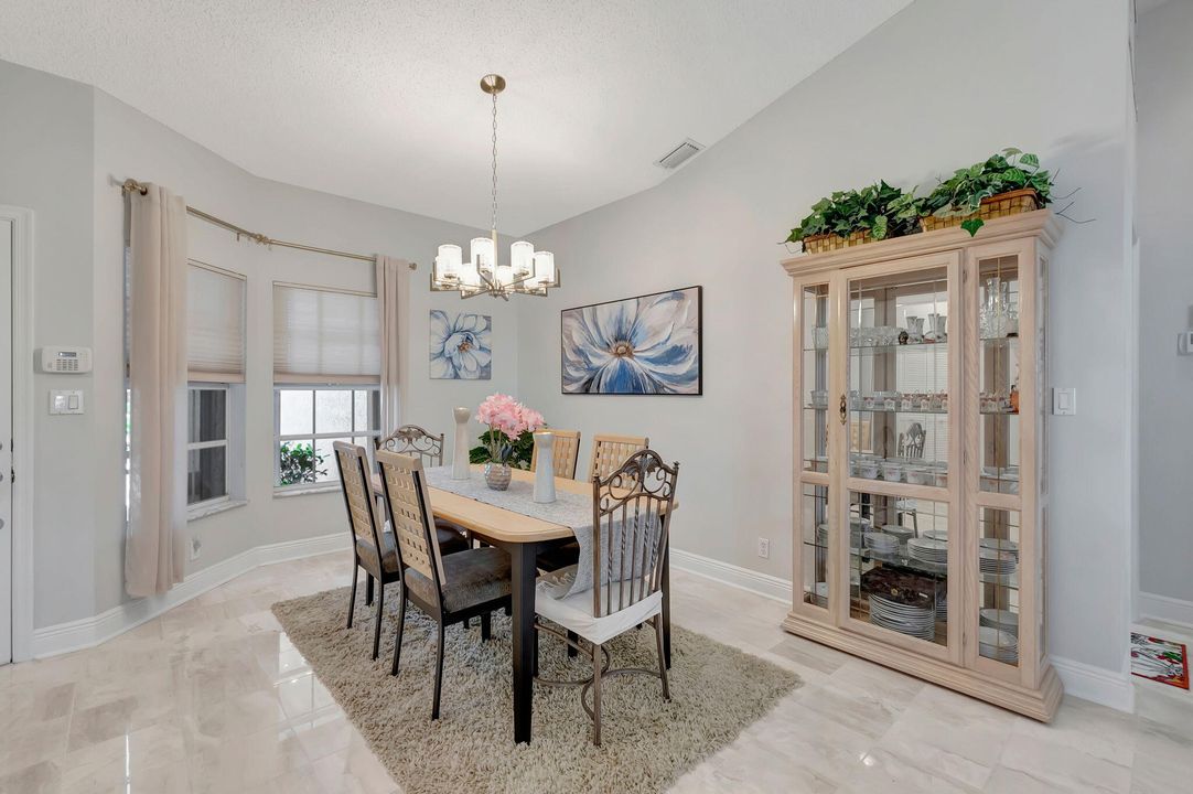 Под контрактом: $8,500 (3 спален, 2 ванн, 1905 Квадратных фут)