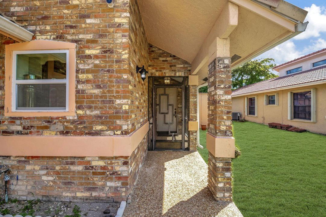 Active With Contract: $3,999 (3 beds, 2 baths, 1622 Square Feet)