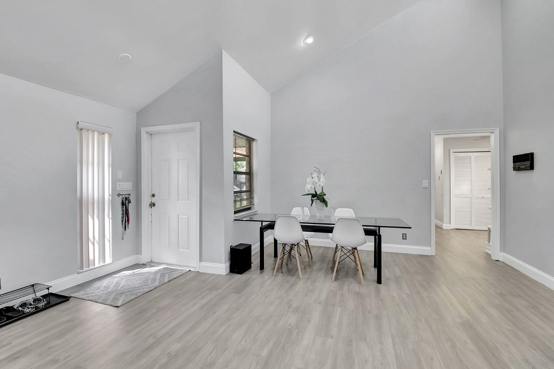 Active With Contract: $3,999 (3 beds, 2 baths, 1622 Square Feet)