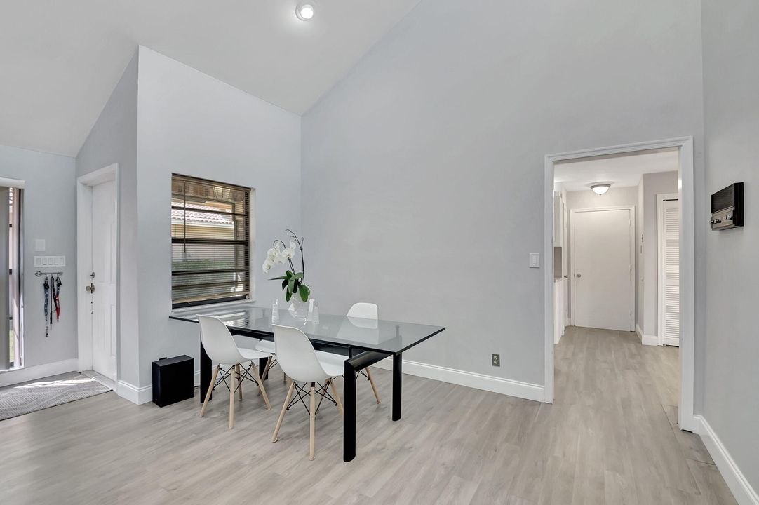 Active With Contract: $3,999 (3 beds, 2 baths, 1622 Square Feet)