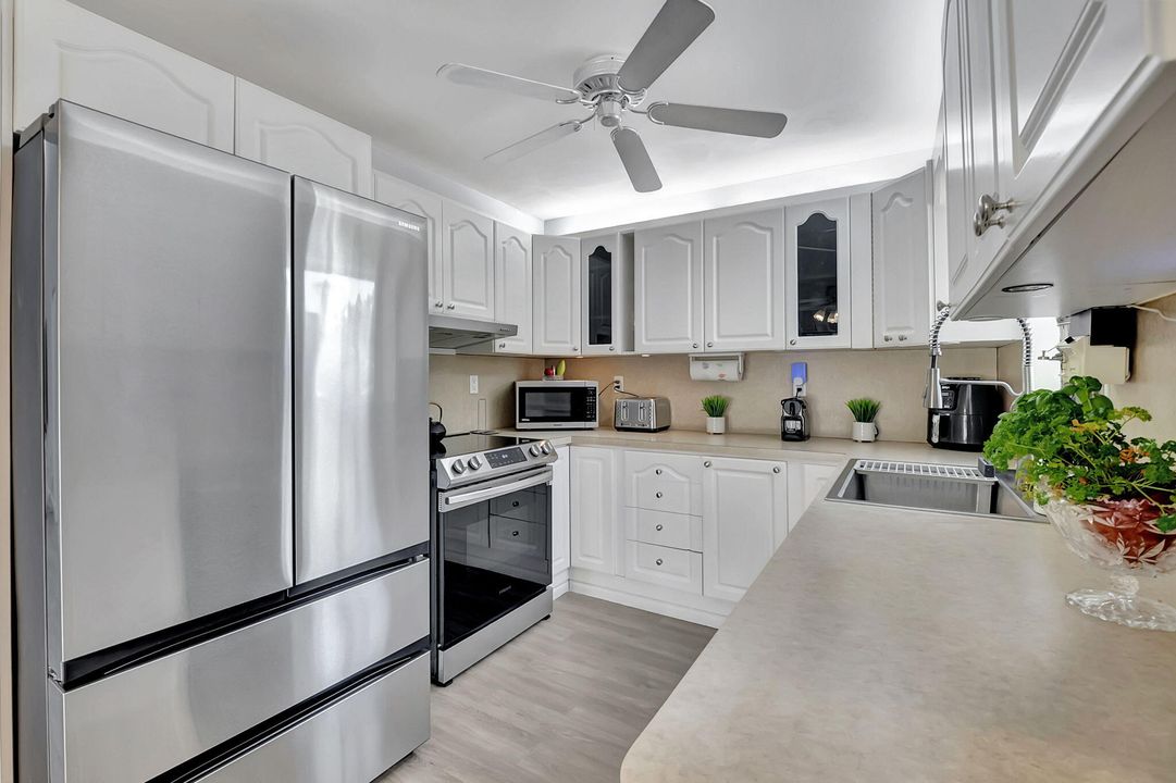 Active With Contract: $3,999 (3 beds, 2 baths, 1622 Square Feet)