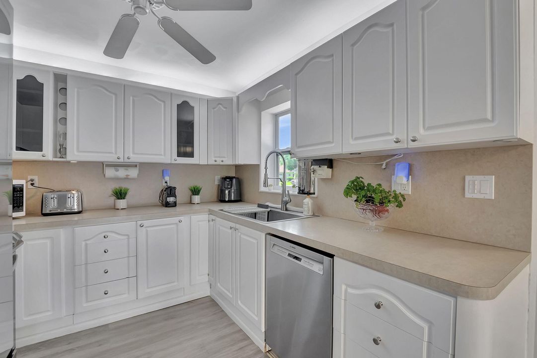 Active With Contract: $3,999 (3 beds, 2 baths, 1622 Square Feet)