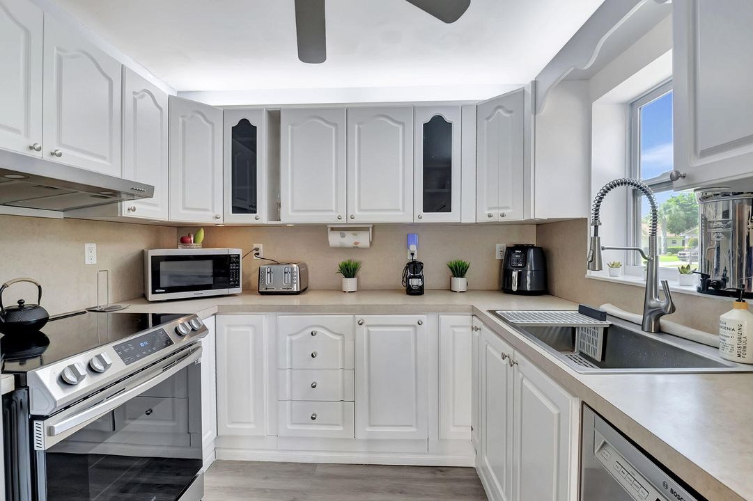 Active With Contract: $3,999 (3 beds, 2 baths, 1622 Square Feet)