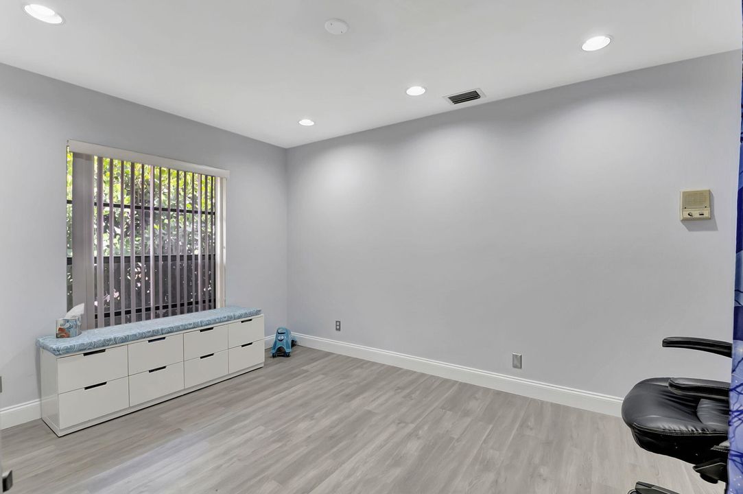 Active With Contract: $3,999 (3 beds, 2 baths, 1622 Square Feet)